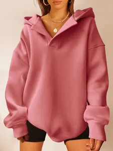 Detailansicht des übergroßen rosa Kapuzenpullovers mit V-Ausschnitt und Rippbündchen