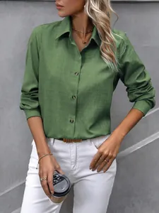 Vue détaillée d'une chemise décontractée verte à manches longues pour femmes