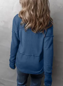 Vista trasera detallada de una sudadera informal azul para mujer de punto de nido de abeja