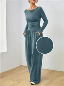 Dettaglio del set relax in maglia verde acqua con un cerchio di texture del tessuto morbido.