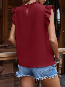 Vista trasera de blusa burdeos con mangas de volantes, cuello fruncido y cierre de gota
