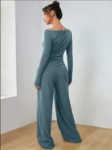 Vista posteriore di un elegante completo da donna con maglia a maniche lunghe e pantaloni