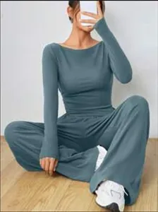Vista dei dettagli di un completo blu-grigio con top a maniche lunghe e pantaloni larghi