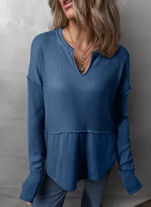 Detalle de camiseta azul de manga larga con punto gofrado y diseño de empalme para mujer