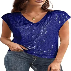 Elegante camiseta de lentejuelas azul real con cuello en V para mujer en modelo de fiesta