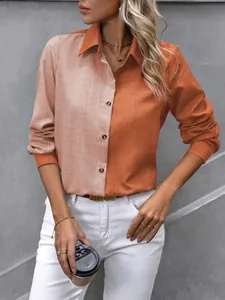 Vue détaillée d'une chemise bicolore pour femme à manches longues et col à revers.