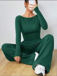 Completo casual a due pezzi verde scuro con maglia a maniche lunghe e pantaloni larghi