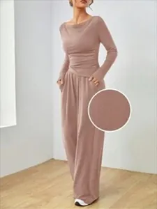 Dettaglio di un set casual due pezzi color malva con maniche lunghe e pantaloni a gamba larga