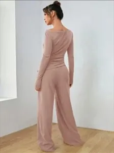 Vista posteriore di un set malva con top a maniche lunghe e pantaloni larghi