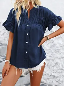 Vista dettagliata di una camicia blu navy con bottoni e maniche corte a volant alla moda