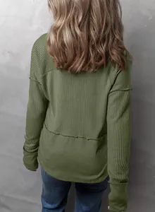 Vista posterior de sudadera casual verde oliva para mujer con detalles de retazos únicos