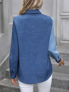 Vue arrière d'une chemise à manches longues bleu color-block pour femme avec col revers