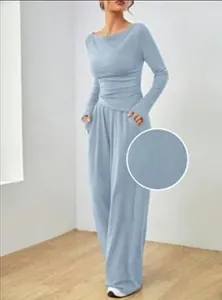 Dettaglio del set casual a due pezzi azzurro con maniche lunghe e pantaloni larghi alla moda.