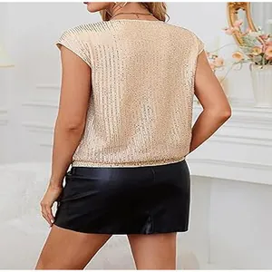 Vista trasera detallada de una camiseta de lentejuelas doradas en ambiente elegante