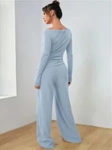 Vista posteriore di un completo casual azzurro in maglia a coste con top e pantaloni larghi