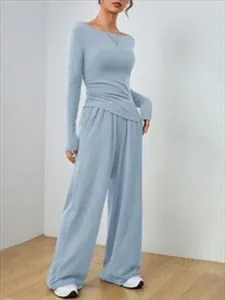 Dettaglio del set da casa azzurro due pezzi con top a maniche lunghe e pantaloni