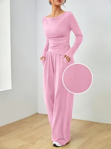 Vista dettagliata di set casual rosa a maniche lunghe con primo piano della trama del tessuto.