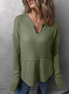 Vista detallada de top de manga larga de punto gofrado verde oliva para mujer