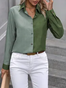 Détail de la chemise bicolore vert color-block pour femme avec col à revers