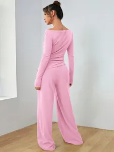Vista posteriore di un set da relax rosa a maniche lunghe con pantaloni a gamba larga.
