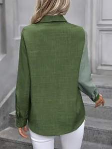 Détail de la vue arrière d'une chemise décontractée à manches longues avec design patchwork vert