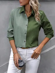 Vue détaillée de la chemise à revers manches longues bicolore vert pour femmes.
