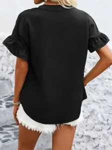 Vista posteriore di una camicia nera a maniche corte con volant e colletto alla coreana