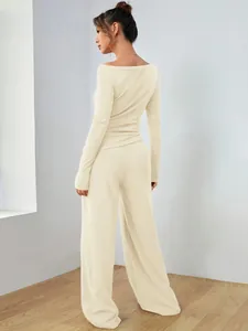 Vista posteriore completa di un set crema con maglia a maniche lunghe e pantaloni