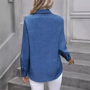 Vue arrière d'une chemise décontractée bleue à manches longues pour femmes avec col à revers