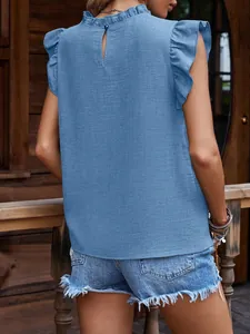 Vista posterior de blusa azul con mangas de volantes y elegante cierre de botón