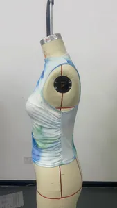 Détail latéral du gilet en résille imprimé tie-dye avec fronces sur un mannequin d'atelier