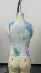 Détail du dos d'un gilet en maille sans manches avec imprimé aquarelle bleu et vert.