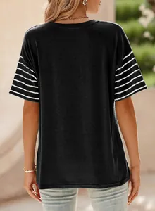 Rückansicht eines lässigen schwarzen Damen-T-Shirts mit gestreiften Ärmeln und Rundhals