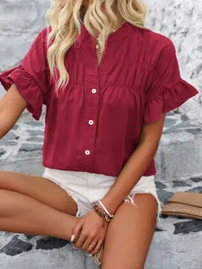 Dettaglio di una camicia casual bordeaux in cotone e lino con punto smock e maniche a volant