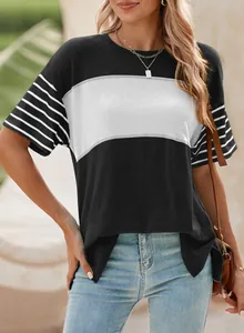 Detailaufnahme eines lässigen Damen-T-Shirts mit Rundhalsausschnitt und Streifenmuster