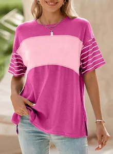 Detailansicht des rosa T-Shirts mit Blockfarben, gestreiften Ärmeln und Rundhals