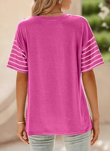 Magentafarbenes Damen-T-Shirt mit gestreiften Ärmeln und Rundhalsausschnitt in der Rückansicht