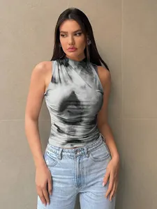 Détail d'un gilet en maille gris tie-dye avec col haut et style urbain sans manches