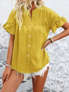 Primo piano di camicia in cotone e lino giallo senape a maniche corte con arricciature