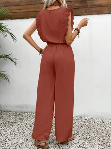 Rückansicht eines rostfarbenen Freizeitsets mit ärmellosem Spitzentop und weiter Hose