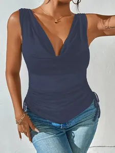Dettaglio del top senza maniche blu navy con scollo a cappuccio e coulisse arricciata sui lati.