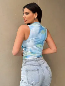 Vue arrière détaillée d'un débardeur en maille imprimé tie-dye bleu au style urbain tendance