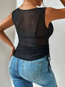 Vista posteriore di un crop top nero in mesh senza maniche con coulisse laterale