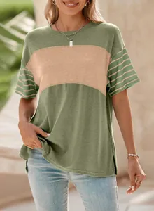 Detailansicht eines lässigen Damen-T-Shirts mit grün-beigem Farbblock und Streifenmuster.