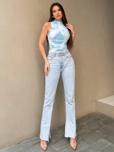 Vue détaillée d'un débardeur en mesh imprimé tie-dye avec détails froncés sur un modèle