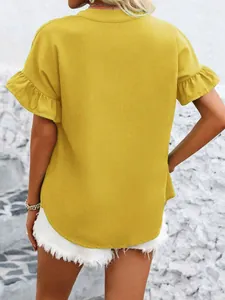 Vista posteriore di una camicia giallo senape con maniche corte a volant in cotone lino