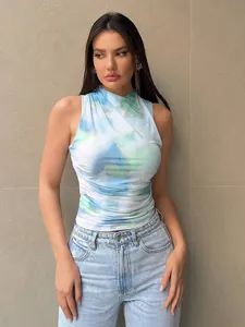 Détail d'un débardeur en maille tie-dye à col montant avec imprimé bleu et vert vif.
