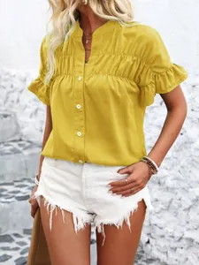 Dettaglio della camicia casual gialla in cotone e lino con elegante collo alto.