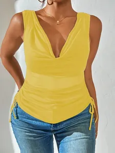 Elegante top giallo senza maniche con scollo a V e dettagli di coulisse laterali