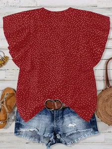 Detailaufnahme eines roten Chiffon-Tops mit weißen Punkten, Volantärmeln und V-Ausschnitt